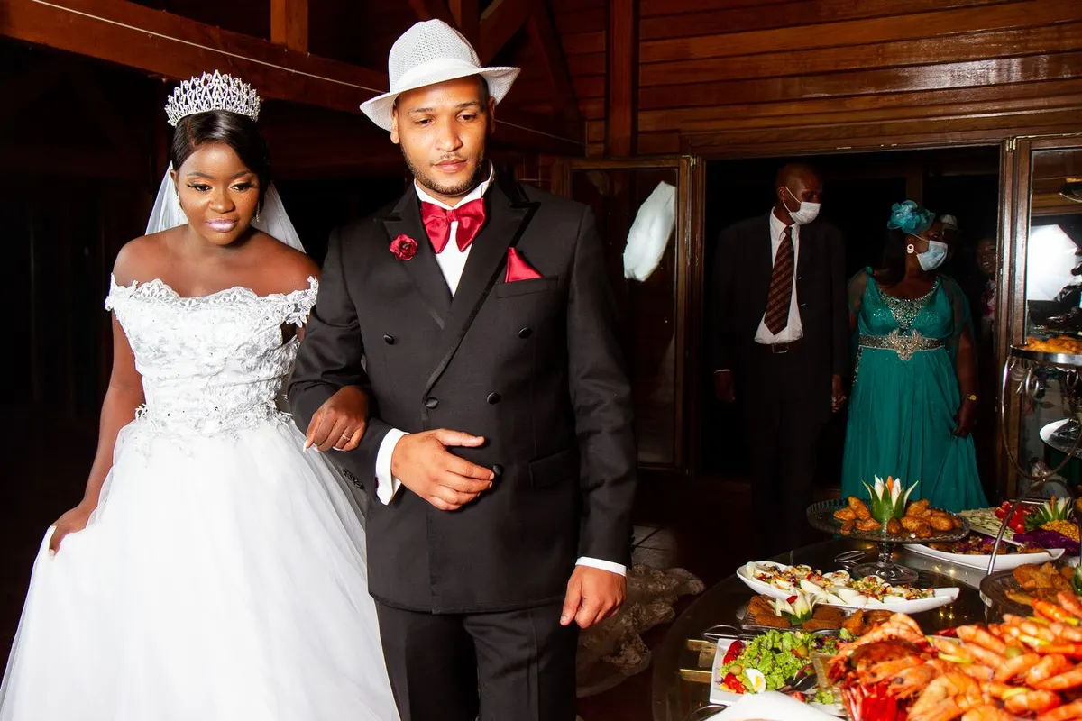 Novios caminando junto a la mesa del banquete en su recepción de boda