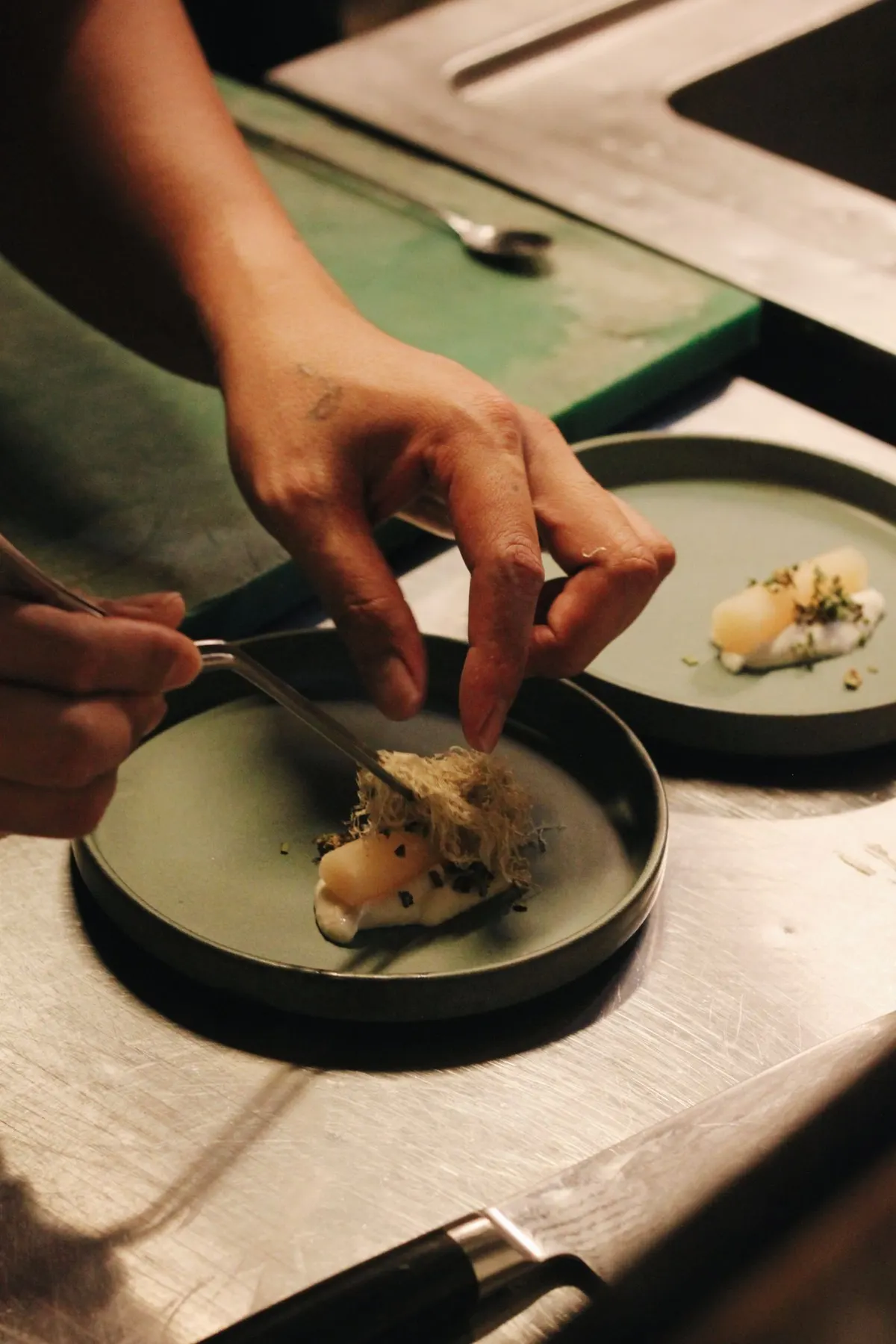 Chef emplatando con precisión en la cocina de un evento