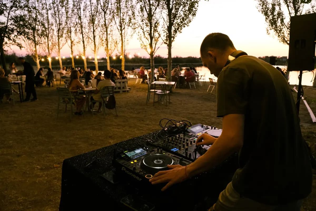 DJ tocando en una fiesta al aire libre