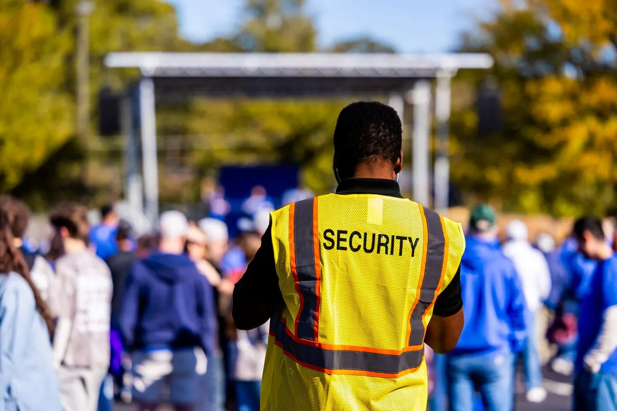 Personal de seguridad supervisando un evento al aire libre