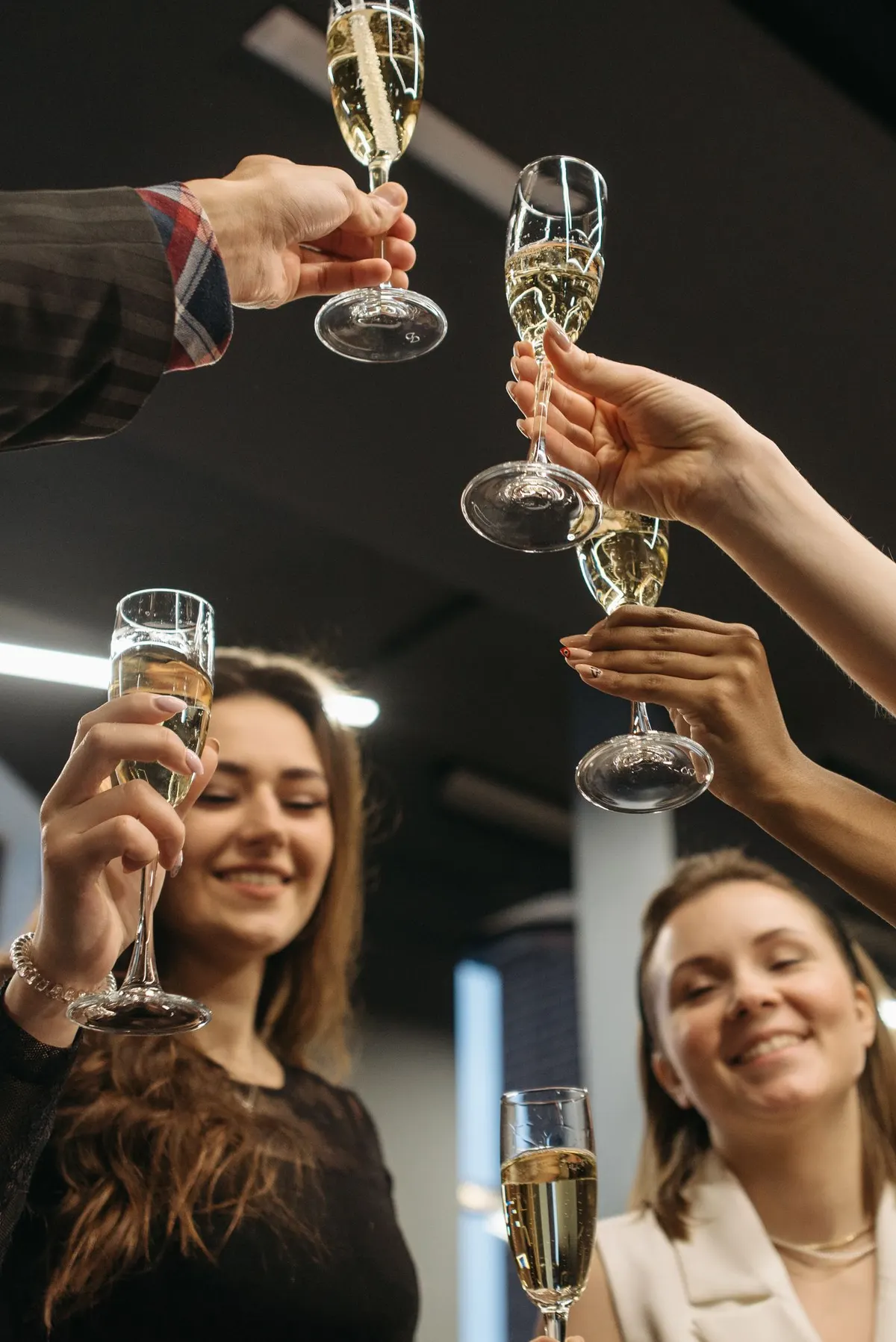 Invitados brindando con copas de champaña en un evento